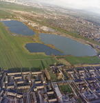 837527 Luchtfoto van de Nedereindse plas (voormalige vuilstortplaats, Put van Weber ) tussen Nieuwegein (voorgrond) en ...